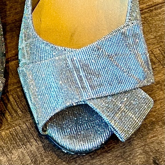 Vaneli Platinum Metallic Kitten Heel Pump Size 9.5 - Picture 3 of 12